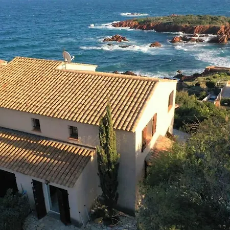 בית נופש Waterfront House With Sea View Saint-Raphaël