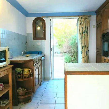 בית נופש Waterfront House With Sea View *